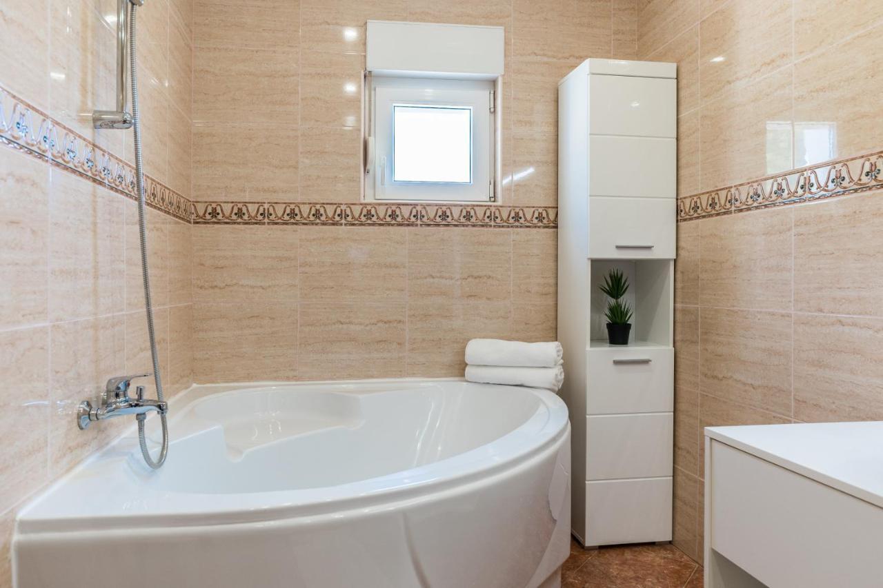 Apartmani Tomeri Starigrad Paklenica Exteriör bild