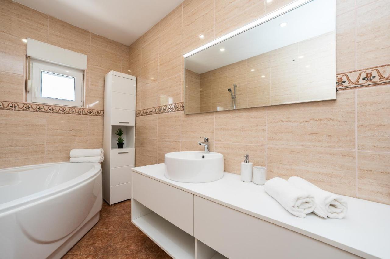 Apartmani Tomeri Starigrad Paklenica Exteriör bild