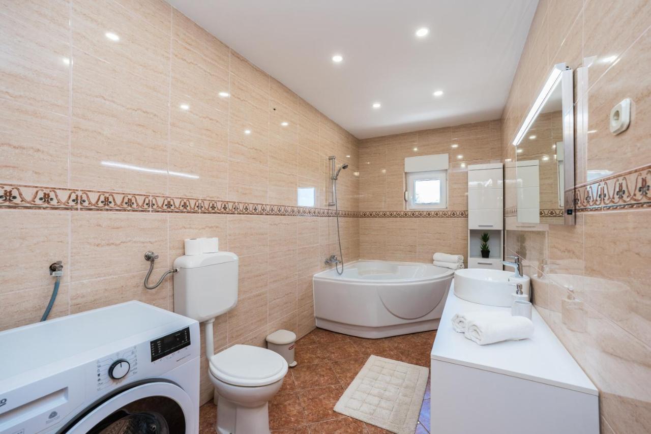 Apartmani Tomeri Starigrad Paklenica Exteriör bild